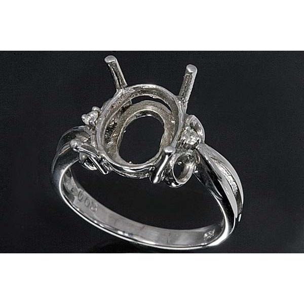 アームが2本に分かれてクルリと結ばれた様なデザインです。アーム部分に1石ずつ計2石ダイヤを留めた枠です。この枠にはオーバル型の10ミリ×8リ（誤差0.5ミリ）のルースを留めることが出来ます。○ルース形状：オーバル○ルースサイズ：10ミリ×8...