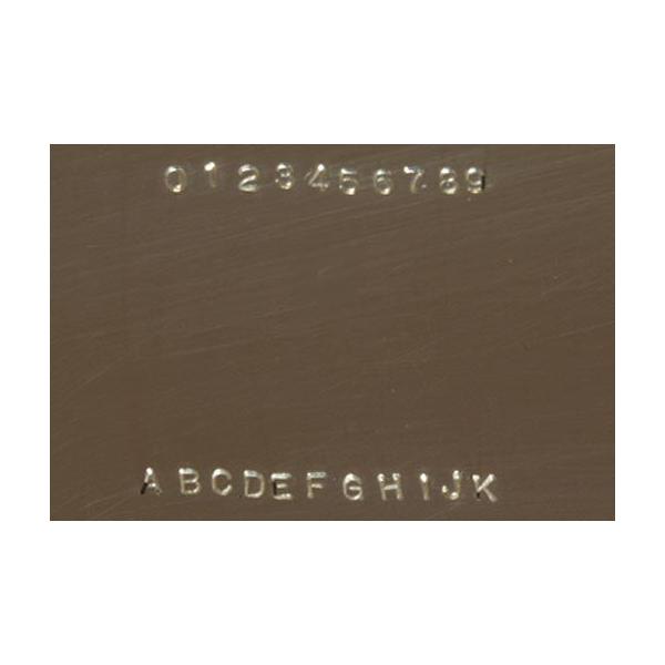 指輪の裏などに刻印いたします。マリッジリングなどにイニシャルを打刻することが出来ます。（英（大文字）数字のみ）職人による手打ち刻印になります。１文字の価格です。（１文字ますことに110円追加料金）アルファベット、数字の刻印が可能です。字体を...