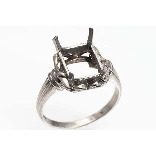 シンプルな４本爪のリングです。アームと座部分のデザイン性に個性が光ります！この枠にはスクエア10ミリx8ミリ（誤差0.2ミリ）のルースを留めることが出来ます。○ルース形状：スクエア○ルースサイズ：10ミリx8ミリ○素材：選択してください。○...