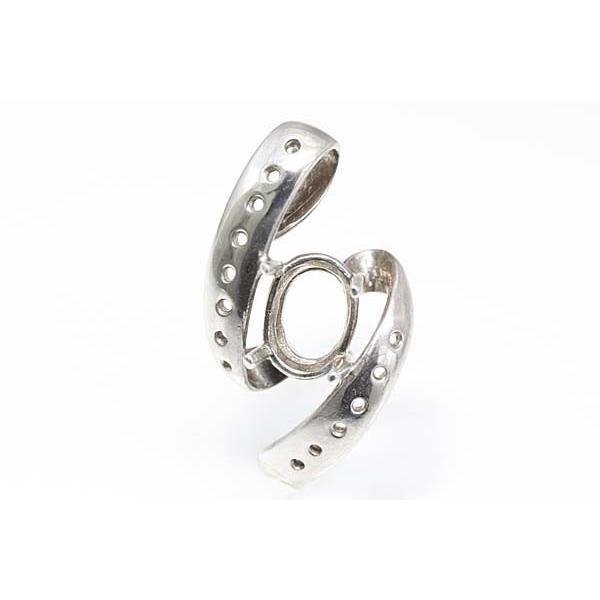 流れるようなフォルムが素敵です。この枠にはオーバル7ミリ×5ミリ（誤差0.3ミリ）のルースを留めることが出来ます。○ルース形状：オーバル○ルースサイズ：7ミリ×5ミリ○素材：選択して下さい○ダイヤモンド：約 0.15カラット○重量：約1.2...