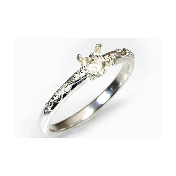 アーム部分にシンプルな”ツタの葉”モチーフを施したリングです。この枠にはラウンド直径４ミリ（誤差0.2ミリ）のルースを留めることが出来ます。○ルース形状：ラウンド○ルースサイズ：φ４．０ミリ○素材：選択してください。○重量：約１．６グラム（...