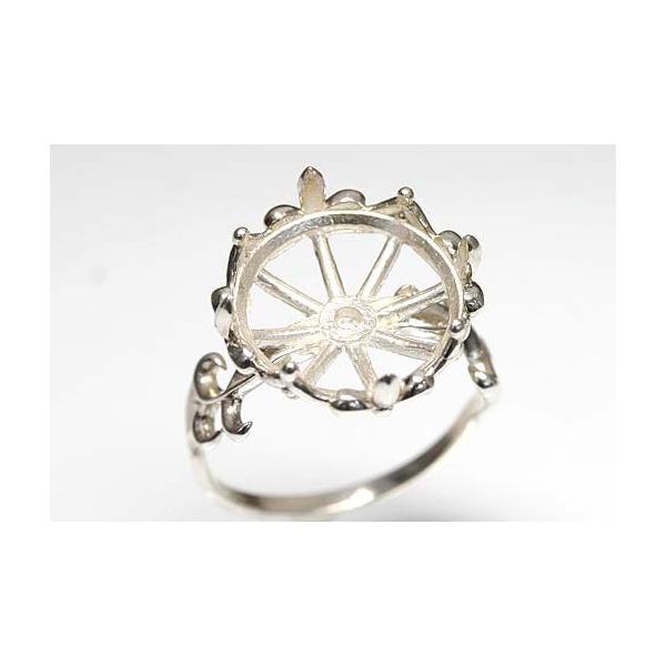 この枠カボションルースをイメージしています。ですがボタンや半円タイプ、ちょっと変形でもOK。底面のφが11ミリあればご相談下さい。この枠にはラウンド直径１１ミリ（誤差0.2ミリ）のルースを留めることが出来ます。○ルース形状：ラウンド○ルース...