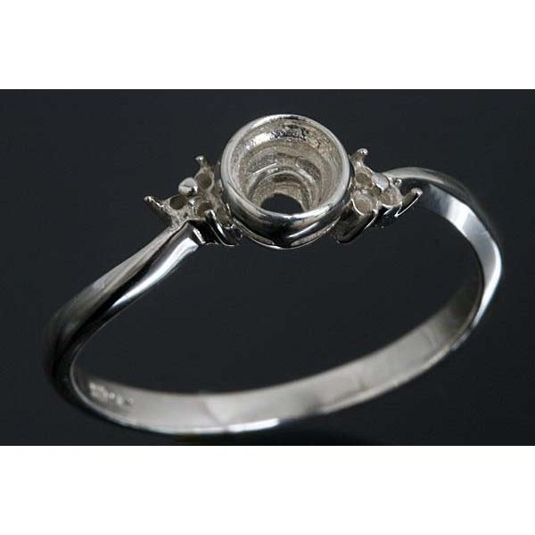 こちらの枠はダイヤモンド限定とさせて頂いております。カラールースはカットに誤差があるため向きません。この枠にはラウンド直径4.0ミリのルースを留めることが出来ます。○ルース形状：ラウンド○ルースサイズ：φ4.0ミリ○素材：選択してください。...