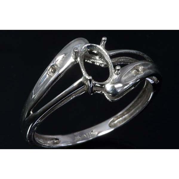 アームにダイヤモンドが各１粒セットされます。この枠にはオーバル型の6ミリ×4ミリ（誤差0.3ミリ）のルースを留めることが出来ます。○ルース形状：オーバル○ルースサイズ：6ミリ×4ミリ○素材：選択してください。○重量：約1.2グラム○ダイヤモ...