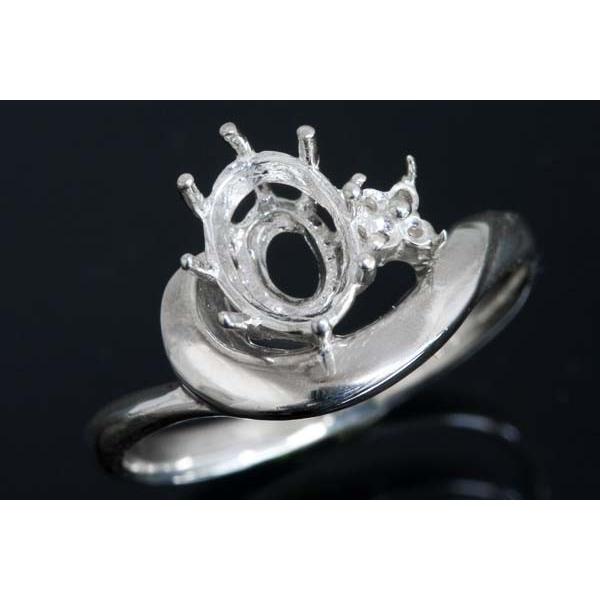 ８本爪でルースを彩るデザイン枠。カボションは応相談。この枠にはオーバル7ミリ×5ミリ（誤差0.3ミリ）のルースを留めることが出来ます。○ルース形状：オーバル○ルースサイズ：7ミリ×5ミリ○素材：選択して下さい。○ダイヤモンド：約0.04カラ...