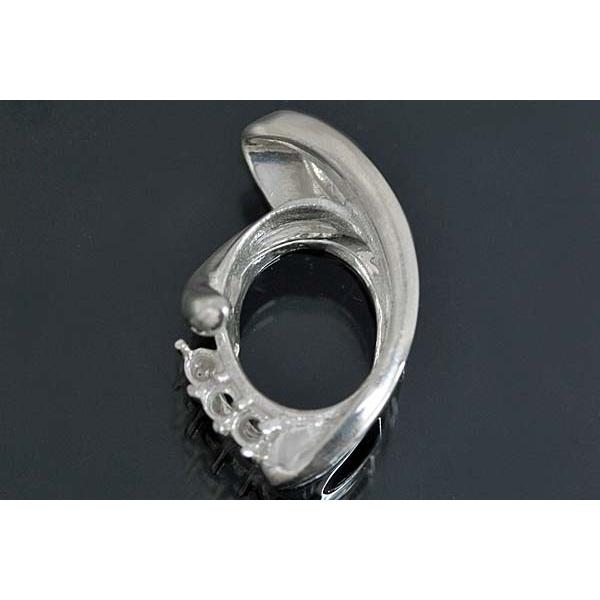 流れるようなラインが美しいオーバル用空枠です。この枠にはオーバル10ミリ×8ミリ（誤差0.3ミリ）のルースを留めることが出来ます。○ルース形状：オーバル○ルースサイズ：10ミリ×8ミリ○素材：選択して下さい。○重量：約1.7グラム（ＳＶ92...