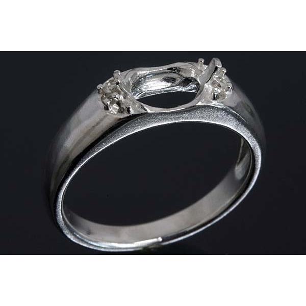 横置きデザイン空枠。タンクスタイルに近い2本爪留め。この枠にはオーバル型の7ミリ×5ミリ（誤差0.3ミリ）のルースを留めることが出来ます。○ルース形状：オーバル○ルースサイズ：7ミリ×5ミリ○素材：選択してください。○重量：約2.9グラム○...