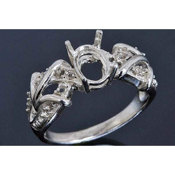 16粒のダイヤモンドが散りばめられたデザイン空枠です。この枠にはオーバル型の7ミリ×5ミリ（誤差0.2ミリ）のルースを留めることが出来ます。○ルース形状：オーバル○ルースサイズ：7ミリ×5ミリ○素材：選択してください。○重量：約2.8グラム...