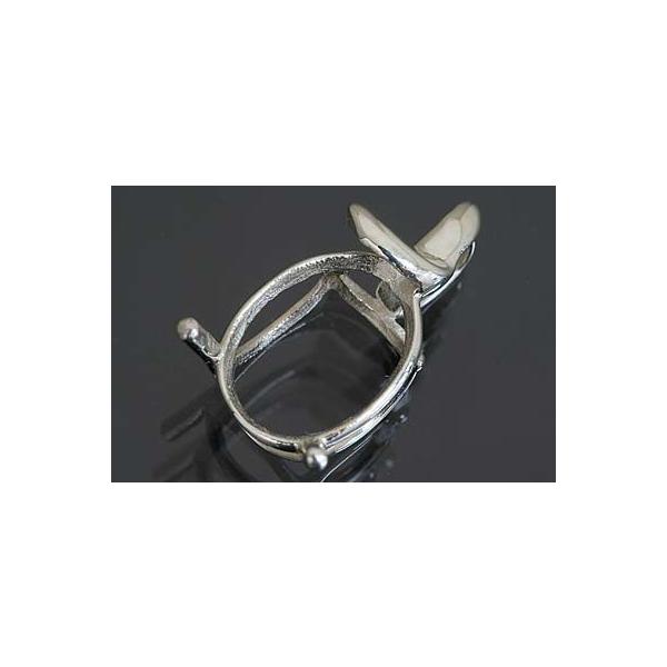 シンプルなオーバル用空枠です。3本爪留になります。この枠にはオーバル10ミリx8ミリ（誤差0.2ミリ）のルースを留めることが出来ます。○ルース形状：オーバル○ルースサイズ：10ミリx8ミリ○素材：選択して下さい。○重量：約0.6グラム（ＳＶ...