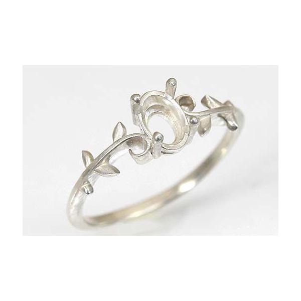 植物をイメージしたシンプルで愛らしいデザイン。カボションも対応。くるりと巻いた蔓の先がキュートです。この枠にはオーバル6ミリ×4ミリ（誤差0.3ミリ）のルースを留めることが出来ます。○ルース形状：オーバル○ルースサイズ：6ミリ×4ミリ○素材...