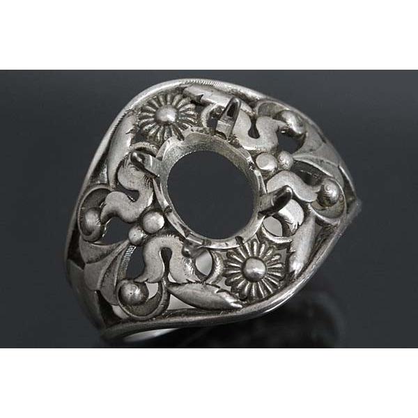 ヨーロピアン調のデザインリングです。石座周りのデザインが非常に凝った造りになっています。この枠にはオーバル9ミリ×7ミリ（誤差0.3ミリ）のルースを留めることが出来ます。○ルース形状：オーバル○ルースサイズ：9ミリ×7ミリ○素材：選択して下...