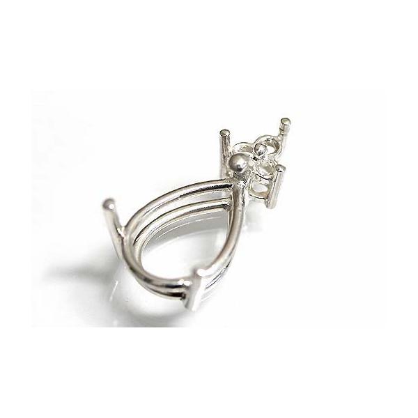 トップにダイヤが3粒入りシンプルビューティーな空枠です。この枠にはペアシェープ10ミリ×8ミリ（誤差0.2ミリ）のルースを留めることが出来ます。○ルース形状：ペアシェープ○ルースサイズ：10ミリ×8ミリ○素材：選択して下さい。○重量：約0....