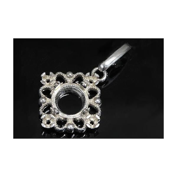 小さくても存在感のあるデザイン。丁寧にミル打ちされた枠にはφ約1.3ミリのダイヤモンドが４石入ります。この枠にはラウンドφ5ミリ（誤差0.2ミリ）のルースを留めることが出来ます。○ルース形状：ラウンド○ルースサイズ：φ5ミリ○素材：選択して...