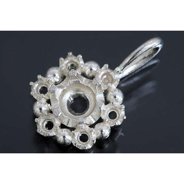 小さくても存在感のあるデザイン。密な輝きを添えます。こちらはダイヤモンドが６石入ります。この枠にはラウンドφ3.5ミリ（誤差0.2ミリ）のルースを留めることが出来ます。○ルース形状：ラウンド○ルースサイズ：φ3.5ミリ○素材：選択して下さい...