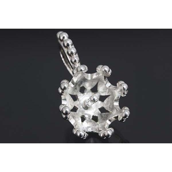 バチカン一体型の丸珠用空枠です。たっぷり地金を使ったタイプです。反面が被さるタイプなので珠の瑕もそこそこカバーできちゃいます。この枠にはラウンドφ８ミリ（誤差0.5ミリ）のルースを留めることが出来ます。○ルース形状：丸珠○ルースサイズ：φ８...