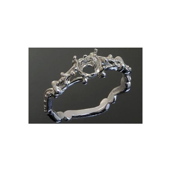 アームにダイヤも入ってませんがラインのデザインが美しい４本爪のリング。アームの裏抜きがないのでしっかりとした作りです。この枠にはラウンド直径５ミリ（誤差0.2ミリ）のルースを留めることが出来ます。○ルース形状：ラウンド○ルースサイズ：φ5ミ...