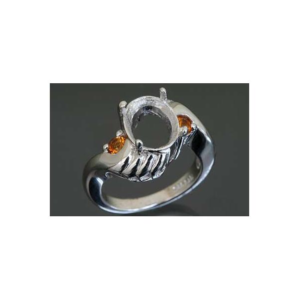 センター石の両サイドにシトリンをあしらったボリュームのあるデザイン。４本爪の空枠です。この枠にはオーバル10ミリ×8ミリ（誤差0.3ミリ）のルースを留めることが出来ます。○ルース形状：オーバル○ルースサイズ：10ミリ×8ミリ○素材：シルバー...