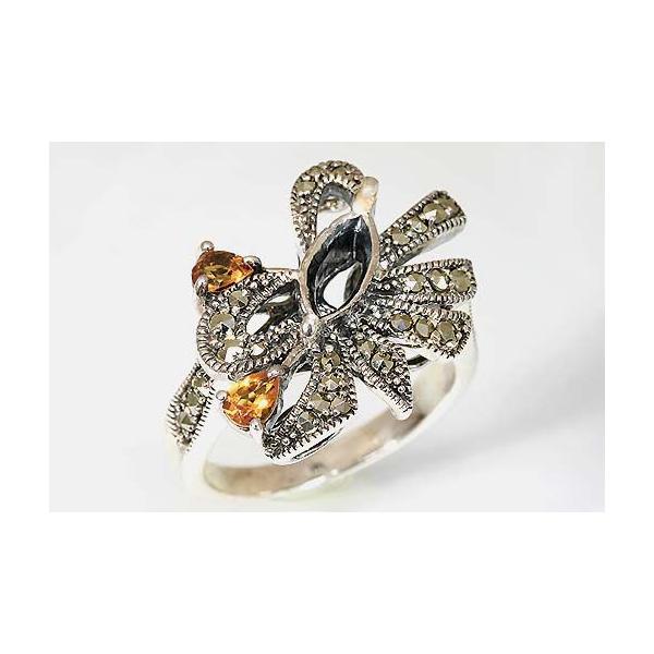 マーカサイトとシトリンをあしらったアンティーク調のデザイン枠。崩しリボンのようなデザインが華やぎを演出。この枠にはマーキス10.0ミリ×5.0ミリ（誤差0.5ミリ）のルースを留めることが出来ます。○ルース形状：マーキス○ルースサイズ：10....