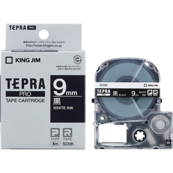【商品名】　キングジム テープカートリッジ テプラPRO 9mm SD9K 黒 【商品説明】　・テープ:PET・ケース:ABS・テープ幅(mm):9・テープ色:黒・テープ長さ(m):8・白文字 【サイズ】　高さ : 2.60 cm　横幅 :...
