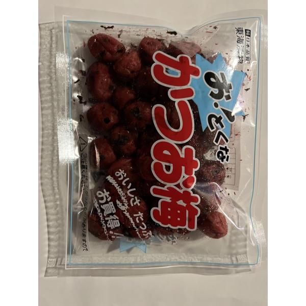 風味の良いかつおぶしとしそが、梅干しと調和した商品です。原材料・成分梅（中国）、しそ、かつお削りぶし、漬け原材料（還元水飴、醸造酢、食塩、魚介エキス、梅酢）、酒精、調味料（アミノ酸など）、酸味料、甘味料（ステビア）、唐辛子抽出物、ビタミンB...