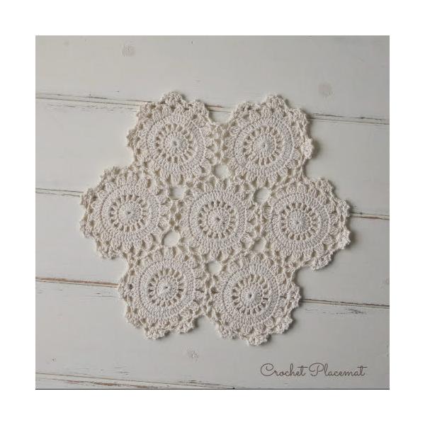 1つ1つ丁寧に編み上げられた丸いレースモチーフを7つ繋ぎ合わせた、温かみのあるクロシェ編みのプレイスマットです。機械編みにはない、手仕事ならではの柔らかな風合いと、アンティークのような落ち着いた生成り色が特徴。ウッド調のテーブルや、北欧風の...