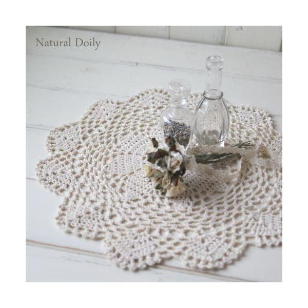 ナチュラルな大きめドイリーです。 花瓶敷きやカバーなどにもお使いいただけます。 丸テーブルのテーブルセンターにもおすすめです。サイズ　直径約26〜28cm素材　綿１００％色　薄ベージュ手編みのため、若干サイズの誤差があります。また、編み終わ...