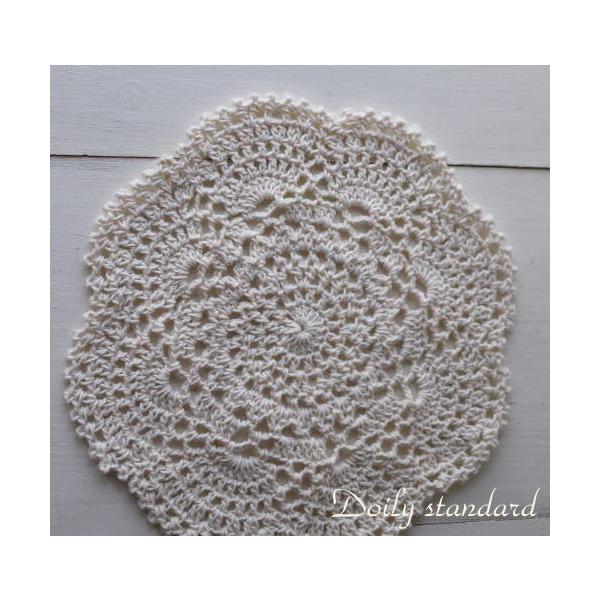 ナチュラルカラーのシンプルなドイリーです。花瓶敷きやジャグカバーなどにも お使いいただけます。サイズ　直径約19〜20cm素材　綿１００％色　薄ベージュ手編みのため、若干サイズの誤差があります。また、編み終わりの糸が出ている場合があります。...