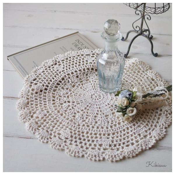 柔らかなコットン糸を使用し、一つひとつ丁寧に編み上げたドイリーです。 中央から広がる模様と、縁取りのスカラップデザインが、お部屋にクラシカルで優しい雰囲気をもたらします。北欧インテリアやナチュラル雑貨とも相性抜群です。【おすすめの使い方】お...
