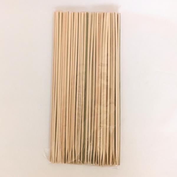 おでんに最適な串です。サイズ：2.5mm×4mm。※先端は切り落とし処理をしている為、尖っていません。100本入った業務用長さ　：　27.5センチ本数　：　100本原産国　：　中国