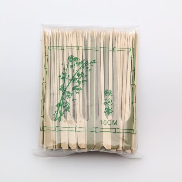 持ちやすい持ち手の鉄砲串100本入った業務用長さ　：　15センチ本数　：　100本原産国　：　中国家庭や野外でのバーベキューでも人気の串料理に欠かせない竹串しなやかで折れにくい竹を使用しております。