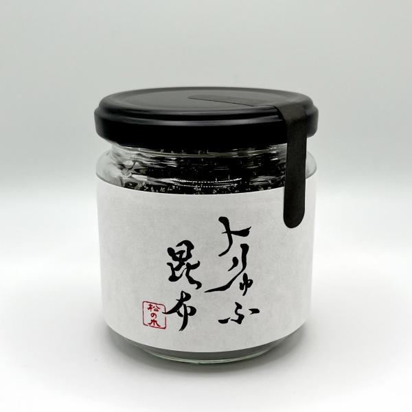 北海道函館近海で採れる天然真昆布は、肉厚でモチッと柔らかい食感が特徴で佃煮に最も適していると言われております。熟練の職人が丹念に炊き上げた細切り塩ふき昆布にトリュフ粉末をまぶし仕上げました。卵かけご飯・オムレツなど各種玉子料理やパスタ、サラ...