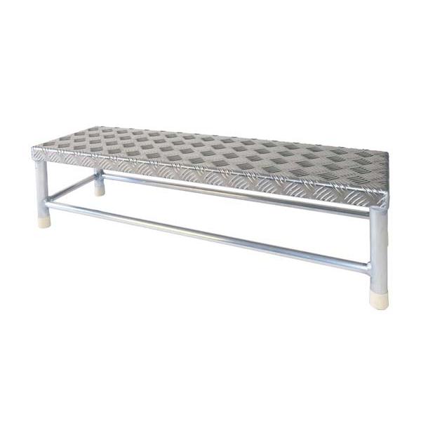 個人宅様への配送が不可の為、お届け先は屋号でお願いいたします。スターター台や補助ステップとして使用できます。オールアルミ、全溶接だから軽くてガッシリ。●寸法/幅92cm×奥行28cm×高さ25cm●重量/3.5kg　●アルミ合金製　●送料無...