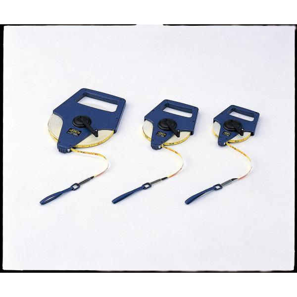 個人宅様への配送が不可の為、お届け先は屋号でお願いいたします。ガラス繊維使用特徴：強靭なガラス繊維を芯材とし、特殊樹脂で被覆しているので伸縮が少なく耐摩擦性、電気絶縁性に優れています。仕様：・繊維製巻尺：JIS1級・精度：±（0.6+0.4...