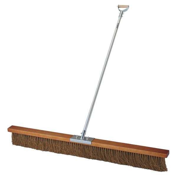 個人宅様への配送が不可の為、お届け先は屋号でお願いいたします。●固定ハンドグリップ付きで非常に扱いやすいコートブラシです。●サイズ＝ブラシ幅：150cm　柄：アルミ135cm●材質＝ブラシ：シダ（毛足14cm）●固定ハンドルグリップ付●日本...