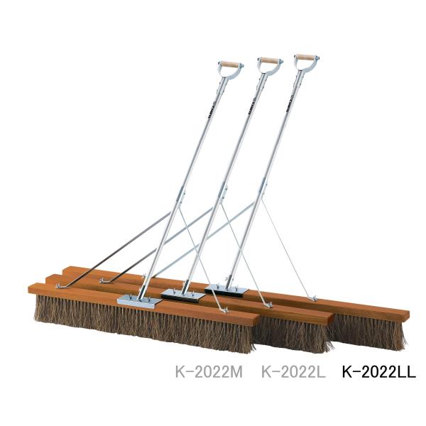 個人宅様への配送が不可の為、お届け先は屋号でお願いいたします。●固定ハンドグリップ付きで非常に扱いやすいコートブラシです。●サイズ＝ブラシ幅：180cm　柄：アルミ135cm●材質＝ブラシ：シダ（毛足14cm）●補強スティ付●固定ハンドルグ...