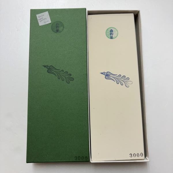田中砥石工業所　白物語  WA #3000寸法:210mm×75mm×25mm製法：レジノイト製法粒度:#3000しっとりとした研ぎ心地で、やや輝きのある仕上がりになります。長時間水につけての使用はお控えください。