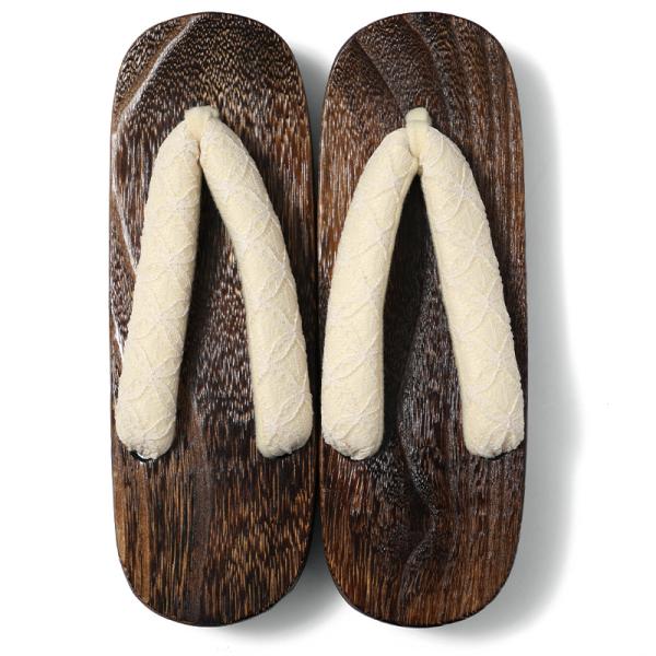 ふわりとかわいい七宝柄のレースを鼻緒に配した焼き下駄です。木の自然な風合いと、繊細で可憐なレースが、足元からあなたの着姿をモダンに演出します。夏着物や浴衣に合わせてワンランク上の夏の装いをお楽しみください。■サンダル感覚で履ける!歩きやすい...