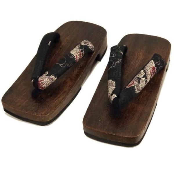 柔らか鼻緒 メンズ 焼き桐下駄 ▼足が痛くなりにくい、柔らかい鼻緒を使用した男性用の下駄です。▼軽い桐を使用しているので、歩きやすく疲れにくいです。▼少しスリムな台なので、歩くときにも逆側の下駄を踏んだりしにくく歩きやすいです。▼焼き下駄な...