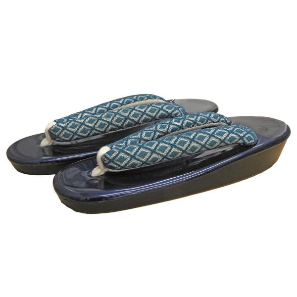 商品説明お洒落なエナメル調のウレタン草履です。小紋や紬などのカジュアル着物と相性の良い草履です。台色:ネイビー鼻緒色:渋め青緑色×アイボリー前坪：アイボリー鼻緒柄:菱模様サイズ：フリー[長さ約24cm／幅約8cm／かかと高さ約3.5cm]適...