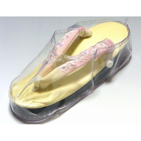 商品説明雨降りの足元に。。。スッポリタイプだから安心!!草履を入れて両側にある紐を鼻緒の下側からくぐらせて巻き、カバーの外側へホックで止めてお使いいただけます。サイズＭ寸：長さ：約23cm・巾：約8cm品質本体：ポリ塩化ビニル(PVC)ホッ...