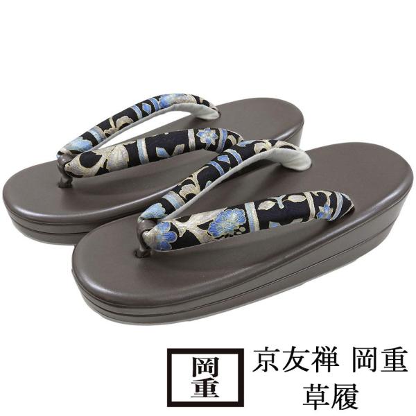 商品説明京友禅/岡重の生地を鼻緒に使用した草履です。岡重らしい柄色に箔使いで華やかな足元に。裾から見える鼻緒に自分流のおしゃれを。色・柄台色 ホワイト/エナメル調鼻緒素材 正絹／裏合繊　鼻緒色柄 深紫×ブルー・金・多色／草花模様柄の出具合が...