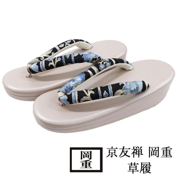 商品説明京友禅/岡重生地を鼻緒に使用した草履です。岡重らしい柄色に箔使いで華やかな足元に。裾から見える鼻緒に自分流のおしゃれを。色・柄台色 焦茶/エナメル調鼻緒素材 正絹／裏合繊　鼻緒色柄 深紫×ブルー・金・多色／草花模様柄の出具合が画像と...