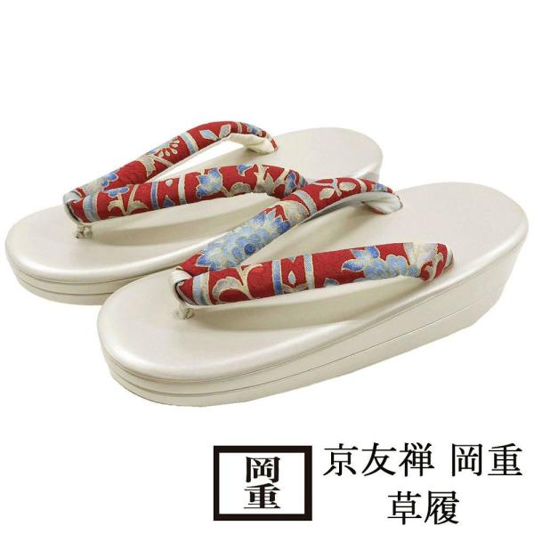 商品説明京友禅/岡重の生地を鼻緒に使用した草履です。岡重らしい柄色に箔使いで華やかな足元に。裾から見える鼻緒に自分流のおしゃれを。色・柄台色 シャンパングレー/エナメル調鼻緒素材 正絹／裏合繊　鼻緒色柄 紅色×ブルー・金・多色／草花模様サイ...