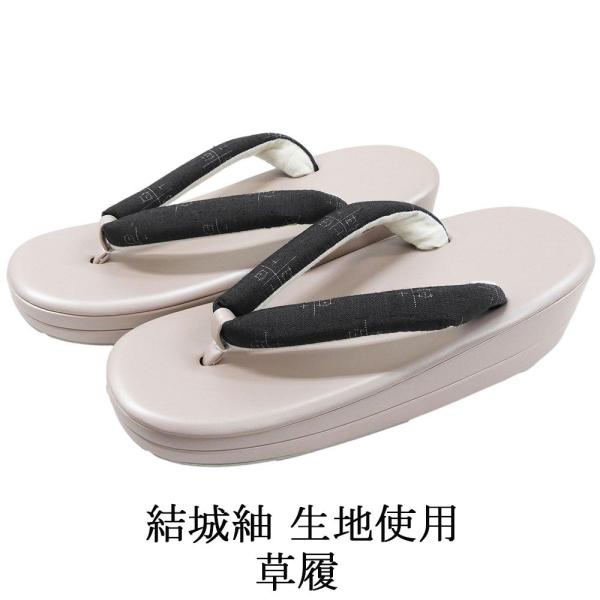 商品説明結城紬生地を鼻緒に使用した草履です。正絹生地が使われたおしゃれなデザインの鼻緒。小紋や紬などのカジュアル着物と相性の良い草履です。色・柄台 灰桜色/エナメル調鼻緒 墨黒・オフホワイト／絣模様サイズサイズ 長さ約24cm／幅約8.5c...