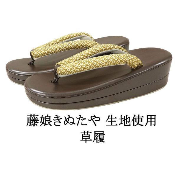 商品説明 藤娘きぬたや生地使用の草履です。絞り染めの正絹生地が使われた鼻緒。小紋や紬などのカジュアル着物と相性の良い草履です。色・柄台 焦茶色／エナメル調鼻緒 山吹茶色×オフホワイト・杏色／絞り染めサイズサイズ 長さ約24cm／幅約8.5c...