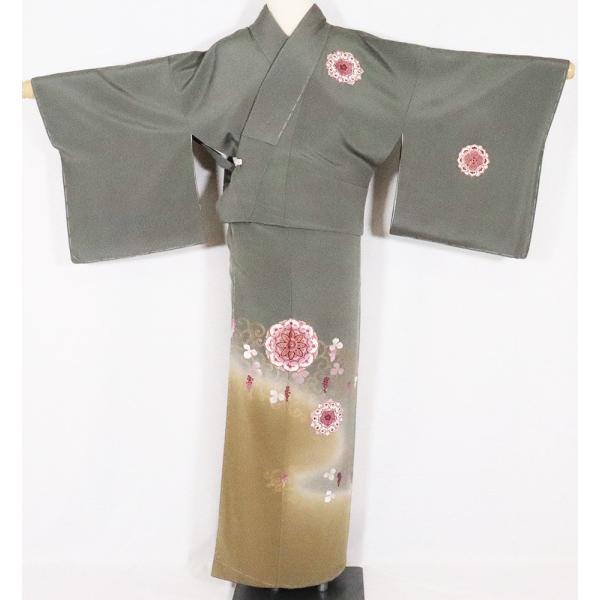 落款が入ります、青丹色の地に煌めく葡萄柄が繊細な美しさを見せる正絹訪問着です 友禅訪問着 正絹 緑 若草色 暈し 華文 葡萄文 Mサイズ ki26938 着物