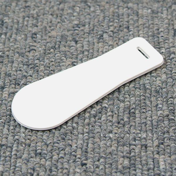 【メール便対応可】袴を着るときに後の帯に挟んで使う袴用へらです。「コレがあるとやっぱりずれにくい」と姉妹店「夢館」のきものレンタルスタッフも言っています。無くなってしまったり、そもそも付いていなかったり、折れてしまったりした場合はぜひきもの...