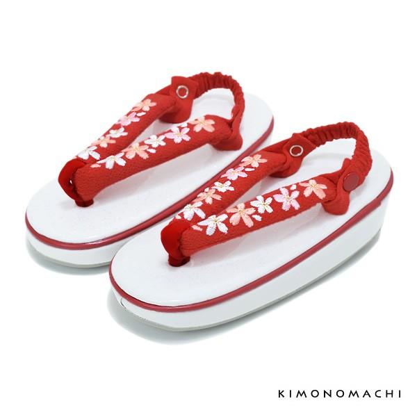 3歳のお子様向けの草履の単品です。七五三のお着物に合わせていかがでしょうか。かかと止め付きなので、初めて草履を履くお子様でも、脱げにくく、安心して履いて歩いていただけます。かかと止めは伸縮性のあるゴムですので、調節もいらず、簡単にご使用いた...