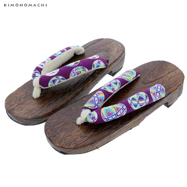 京都きもの町オリジナルの女性下駄です。台は焼桐で、汚れにくく、鼻緒は裏地がふわふわですので、擦れて痛くなりにくい下駄です。また、ゴム底なので、滑りにくく安心です。浴衣に合わせて、オシャレな下駄を合わせてみてはいかがでしょうか。◆下駄は、履き...