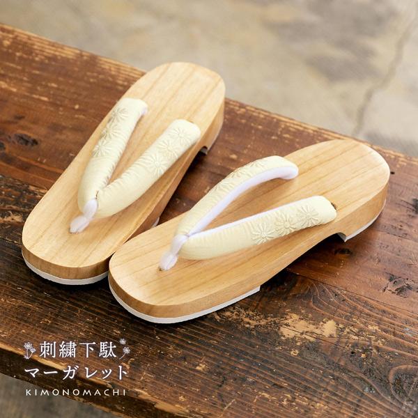 京都きもの町オリジナルの女性下駄です。台は桐の白木で、鼻緒に刺繍が入っています。鼻緒は裏地がふわふわですので、擦れて痛くなりにくい下駄です。また、ゴム底なので、滑りにくく安心です。浴衣に合わせて、オシャレな下駄を合わせてみてはいかがでしょう...